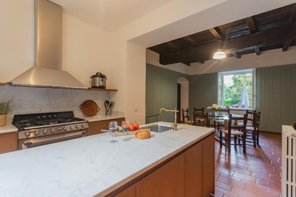 une cuisine avec une cuisinière et un comptoir dans l'établissement Villa Riva Bellagio with Pool & Garden by Rent All Como, à Bellagio