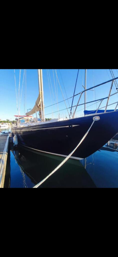 un bateau est amarré à un quai dans l'eau dans l'établissement chez will, au Cap d'Agde