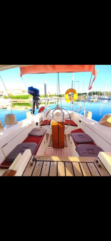 un bateau assis au milieu de l'eau dans l'établissement chez will, au Cap d'Agde