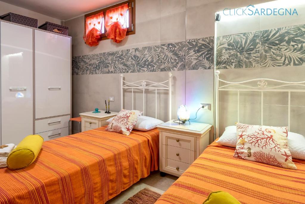 - une chambre avec 2 lits avec des draps orange dans l'établissement Alghero Villa Marlena with pool for exclusive use for 10 people, à Alghero 118 autres photos