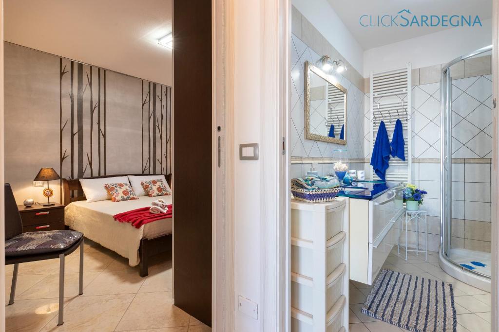 une chambre avec un lit et une salle de bain avec baignoire dans l'établissement Alghero Villa Marlena with pool for exclusive use for 10 people, à Alghero