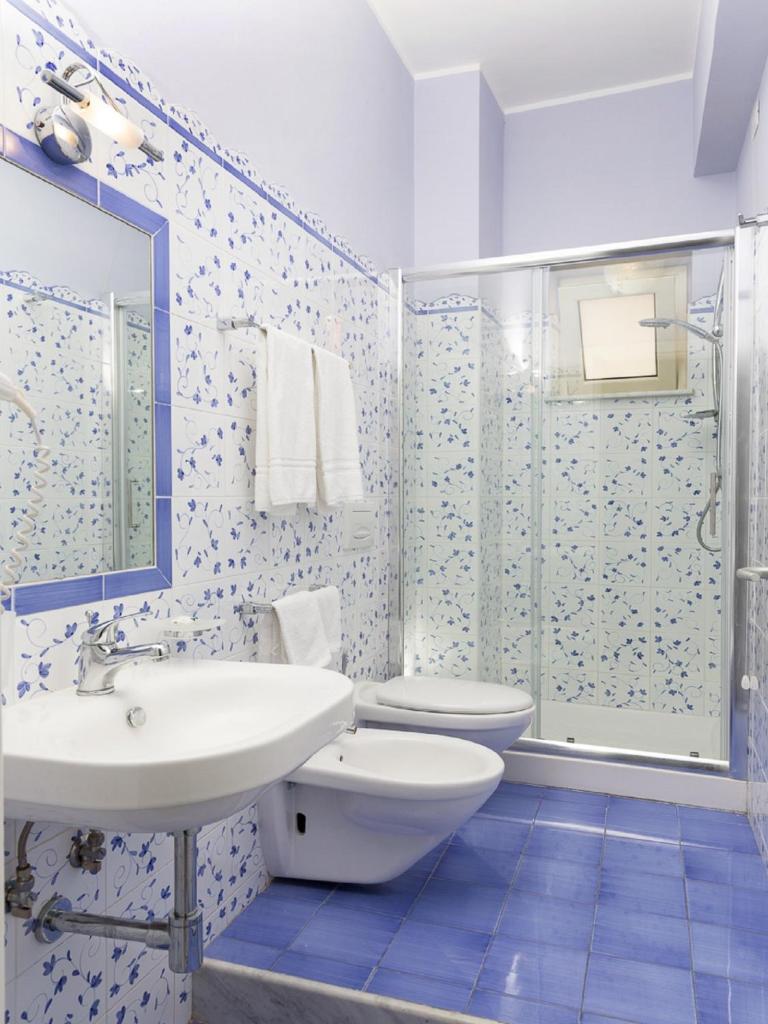 une salle de bain avec toilettes, lavabo et douche dans l'établissement Hotel Villa Nefele, à Giardini Naxos 66 autres photos
