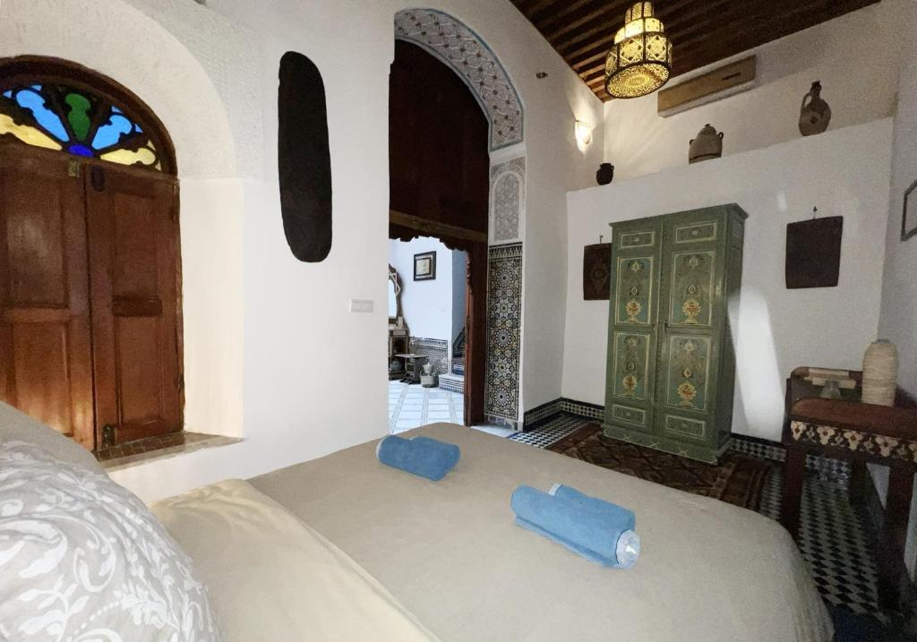 une chambre avec un lit et une porte verte dans l'établissement Riad Dezayn, à Fès