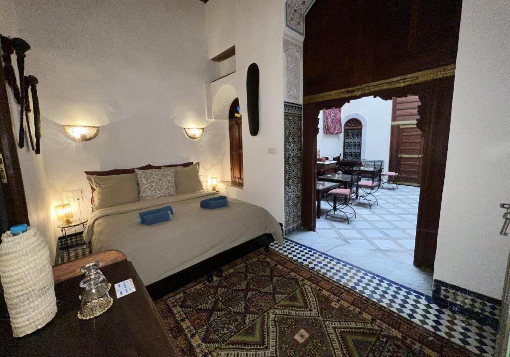 une chambre avec un lit et un salon dans l'établissement Riad Dezayn, à Fès