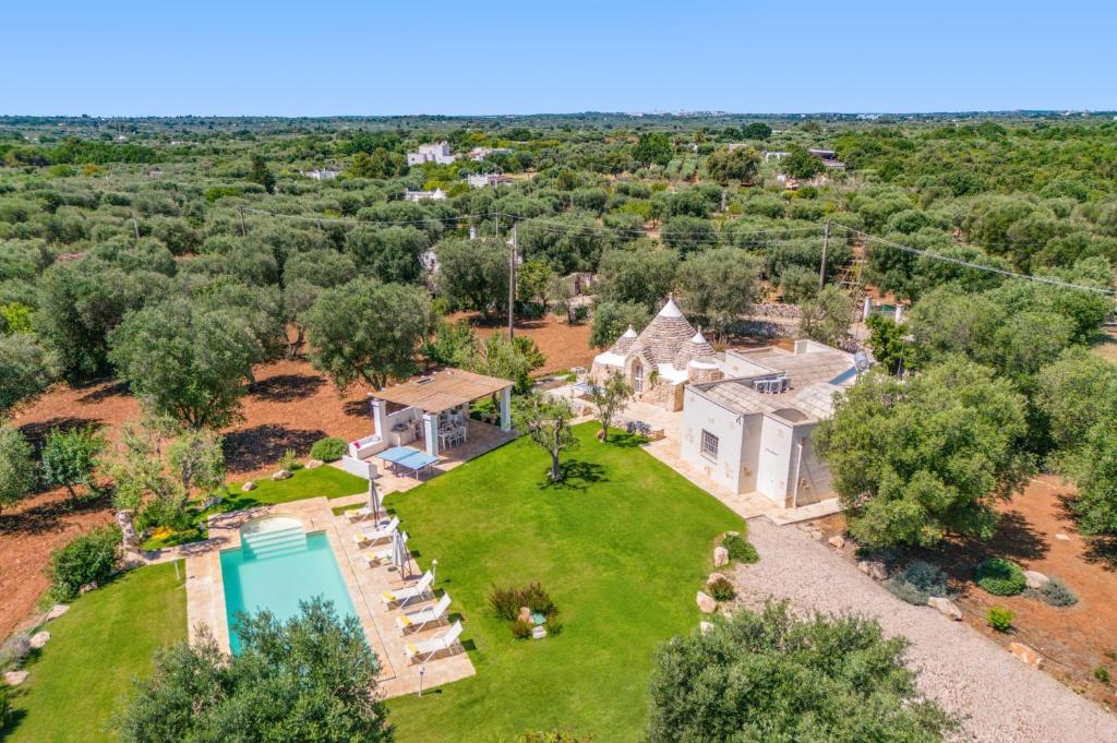- une vue aérienne sur un domaine avec une piscine dans l'établissement Villa Trullo Oro Verde by Villa Plus, à Ostuni