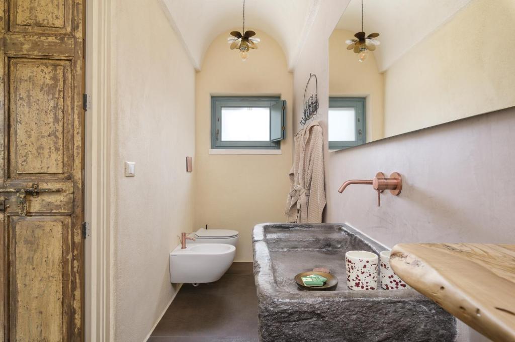 La salle de bains est pourvue d'une baignoire et de toilettes. dans l'établissement Nido Maremonte, à Ostuni 122 autres photos