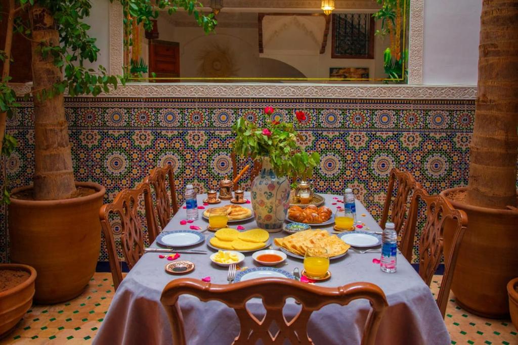 une table avec de la nourriture dessus dans une pièce dans l'établissement Riad Amely, à Marrakech