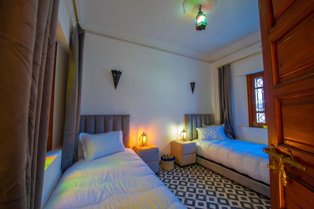 - une chambre avec 2 lits et 2 lampes dans l'établissement Riad Amely, à Marrakech