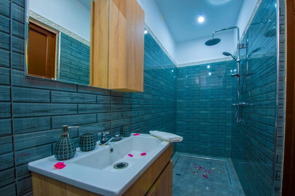 une salle de bain avec un lavabo et une douche dans l'établissement Riad Amely, à Marrakech 37 autres photos