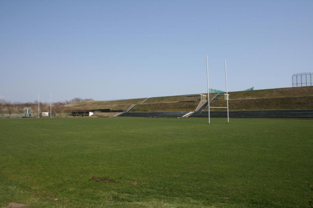 un terrain de football vide avec un but dans l'établissement Hotel Tetora Yunokawaonsen, à Hakodate 9 autres photos
