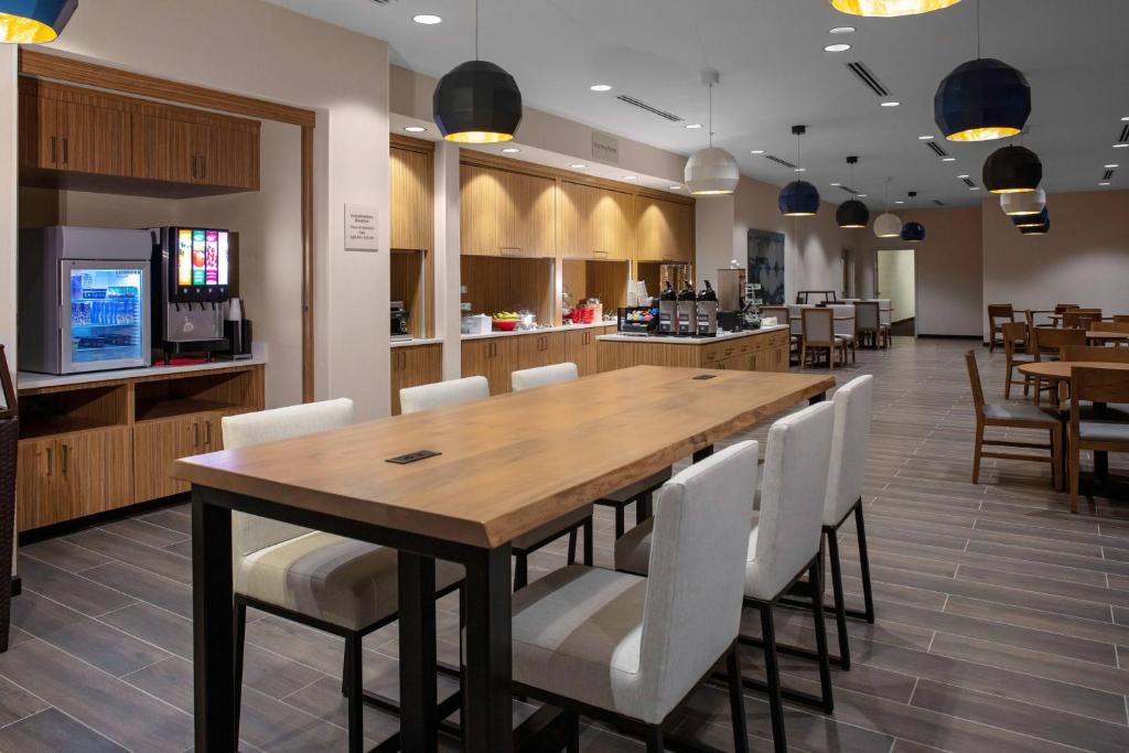 TownePlace Suites by Marriott Orlando Airport Image
