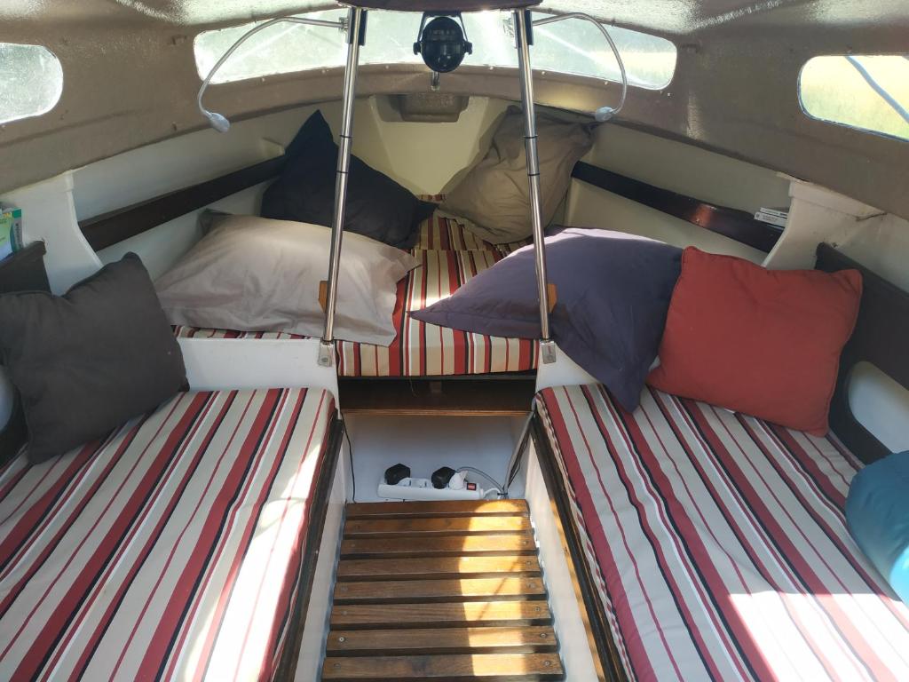 deux lits à l'arrière d'un bateau dans l'établissement Edel de la Touche Balard, à Val Couesnon