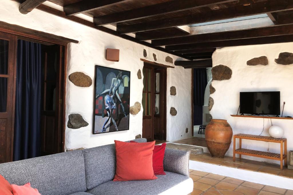 Casa Lupe. Art-inspired courtyard house in Teguise 5