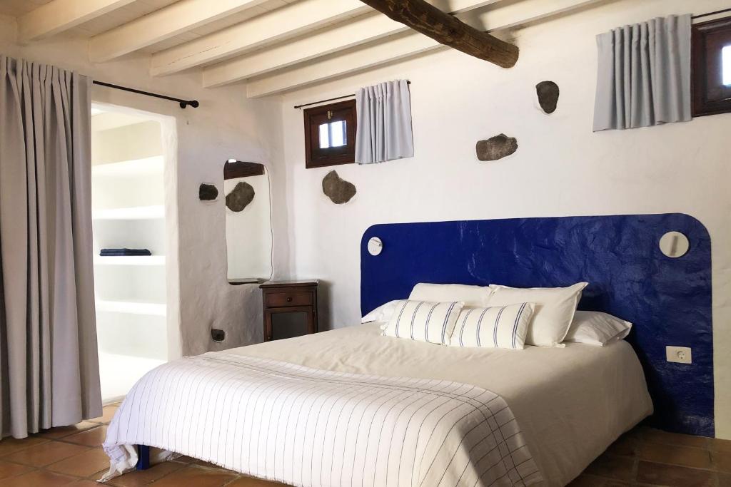 Casa Lupe. Art-inspired courtyard house in Teguise 7