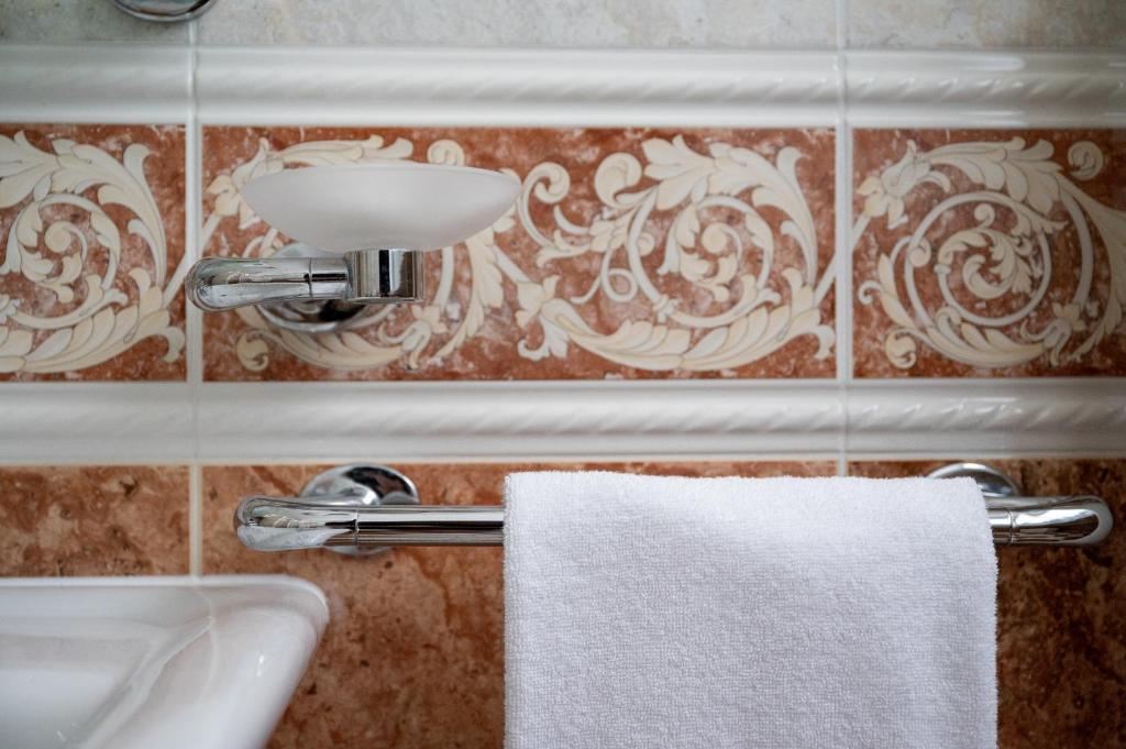 La salle de bains est pourvue d'un lavabo et d'une serviette blanche. dans l'établissement La Dépendance by Casa Bianca, à Lido di Jesolo 34 autres photos