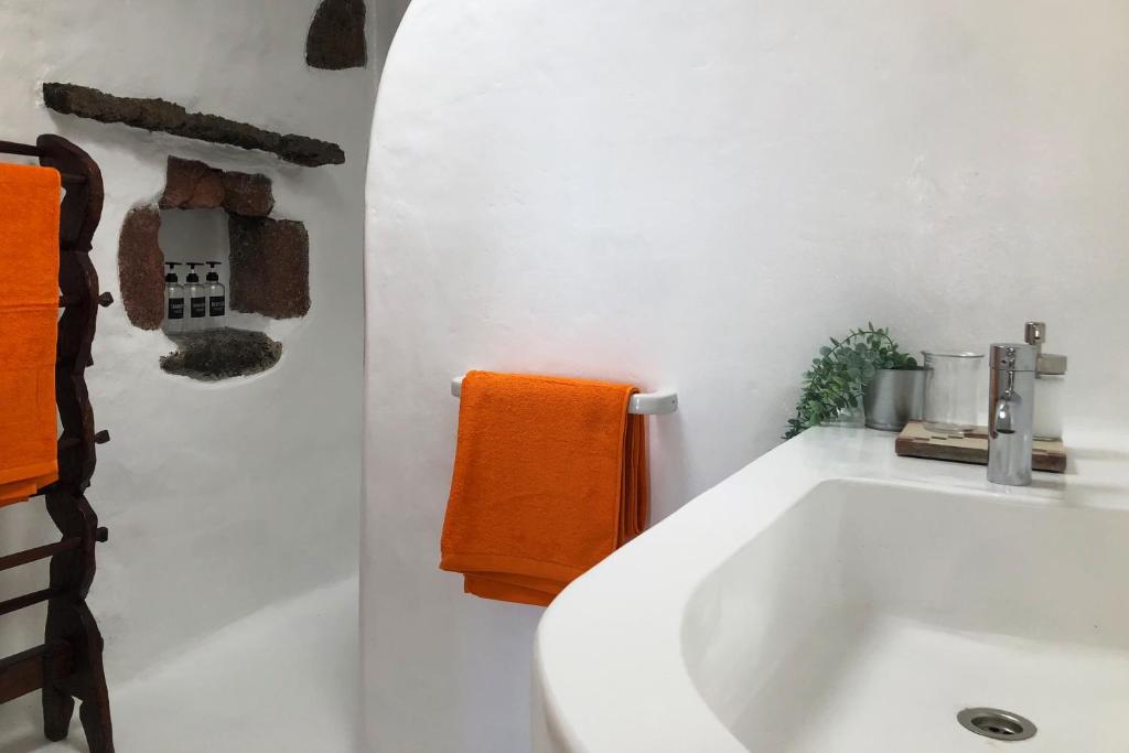 Casa Lupe. Art-inspired courtyard house in Teguise 3