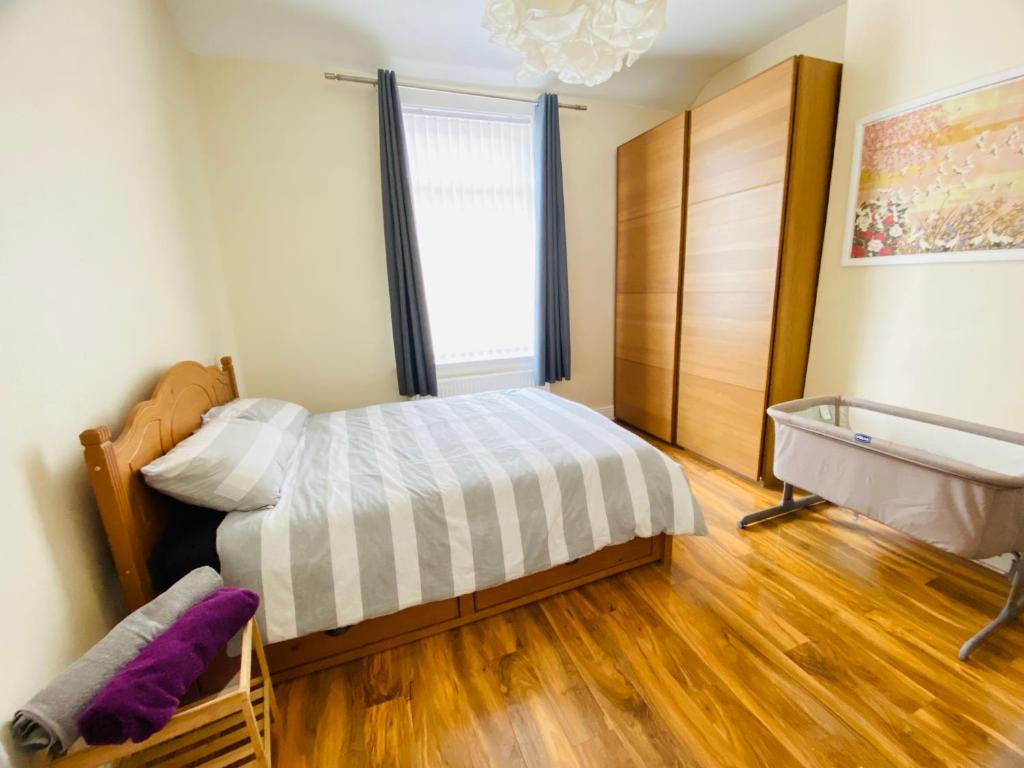 Entire 4 bedroom House - EV POINT & FREE PARKING Image