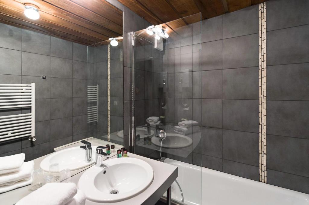 une salle de bain avec un lavabo et une douche dans l'établissement Marmotel & Spa, à Pra-Loup