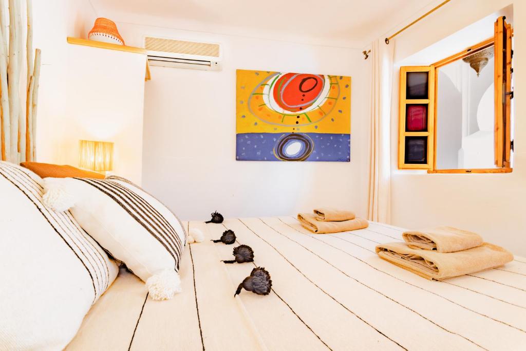 - une chambre avec un lit avec trois souris dans l'établissement SABOR SAFRA, à Marrakech