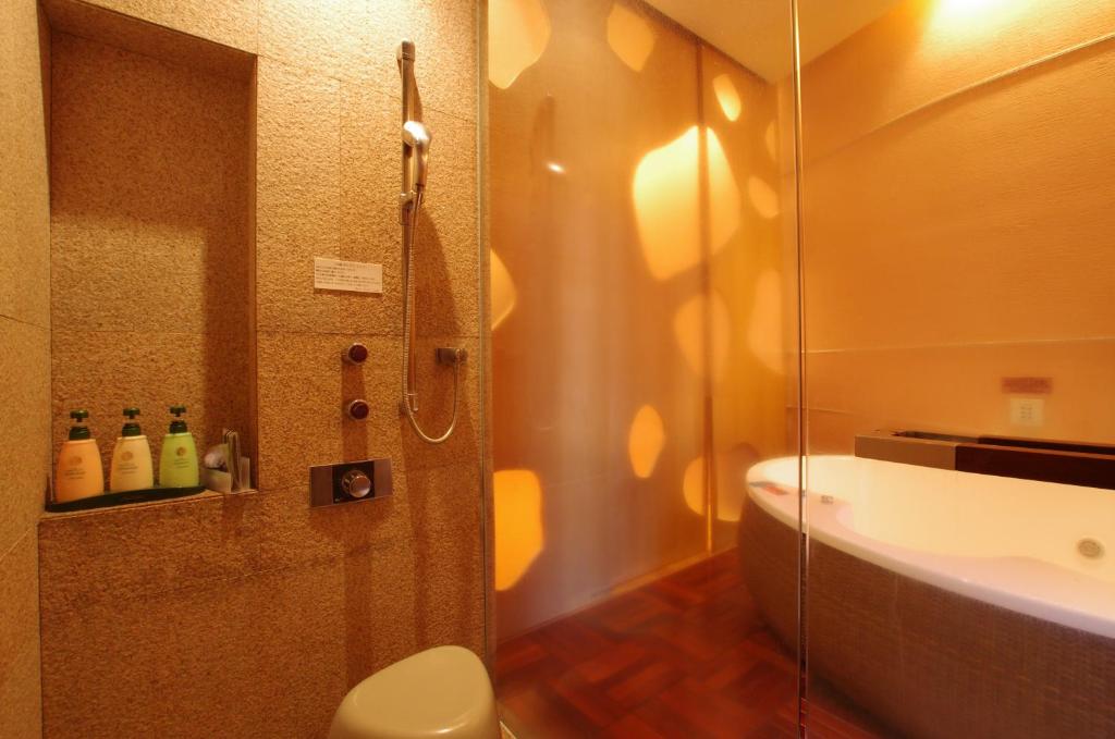 une salle de bain avec une douche, des toilettes et un lavabo dans l'établissement Blue Hotel NAGI-Adult Only, à Otaru