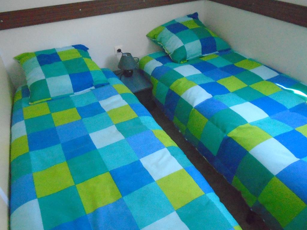 deux lits côte à côte dans une chambre dans l'établissement MOBIL HOME dans Parc résidentiel Loisirs, à Talmont-Saint-Hilaire