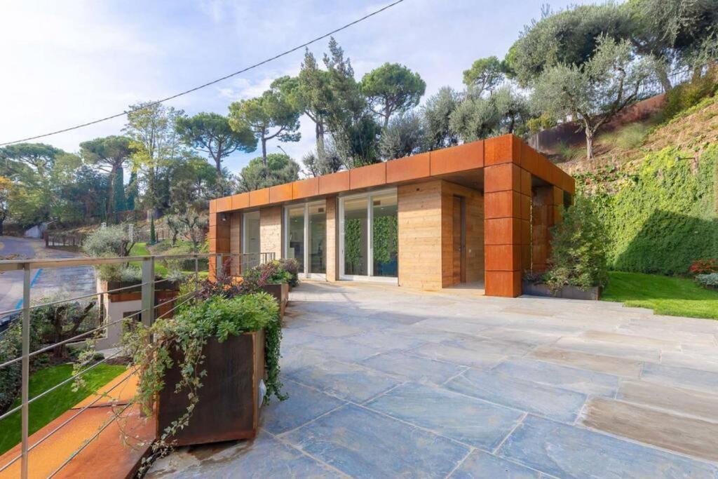 Photo de la galerie de l'établissement VILLA MICHELLE Amazing view Pool Beach front, à Padenghe sul Garda