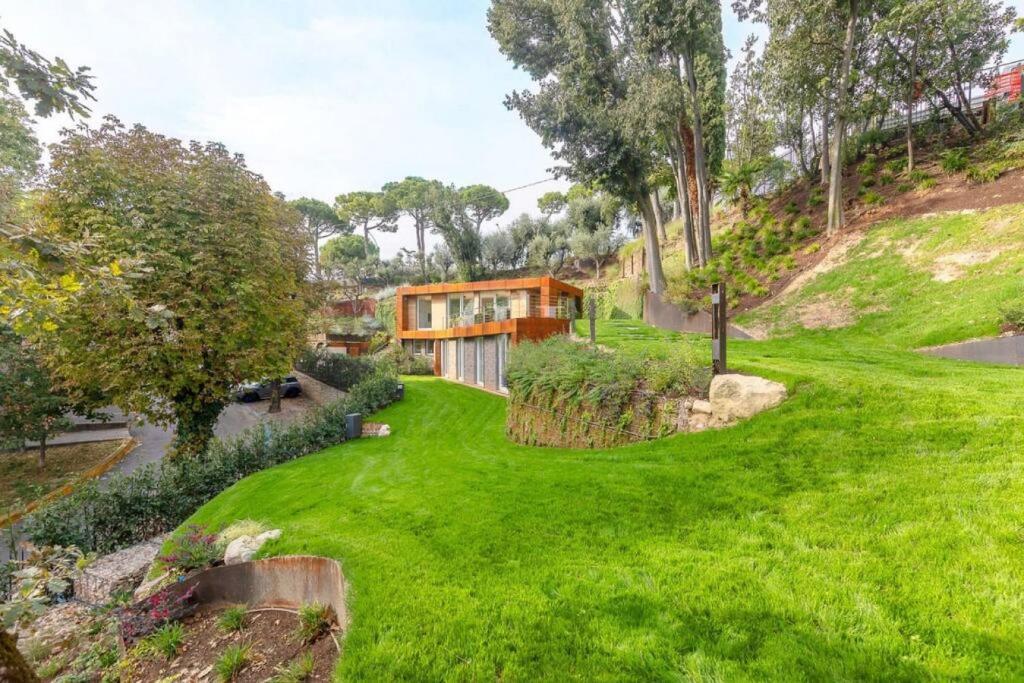 Photo de la galerie de l'établissement VILLA MICHELLE Amazing view Pool Beach front, à Padenghe sul Garda