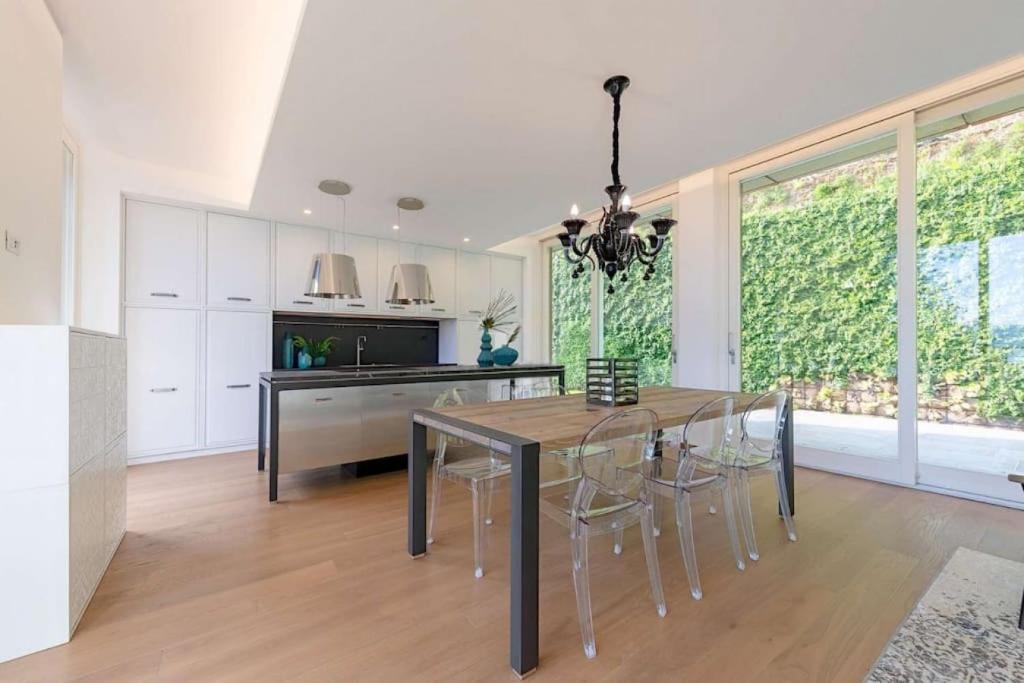 Photo de la galerie de l'établissement VILLA MICHELLE Amazing view Pool Beach front, à Padenghe sul Garda 32 autres photos