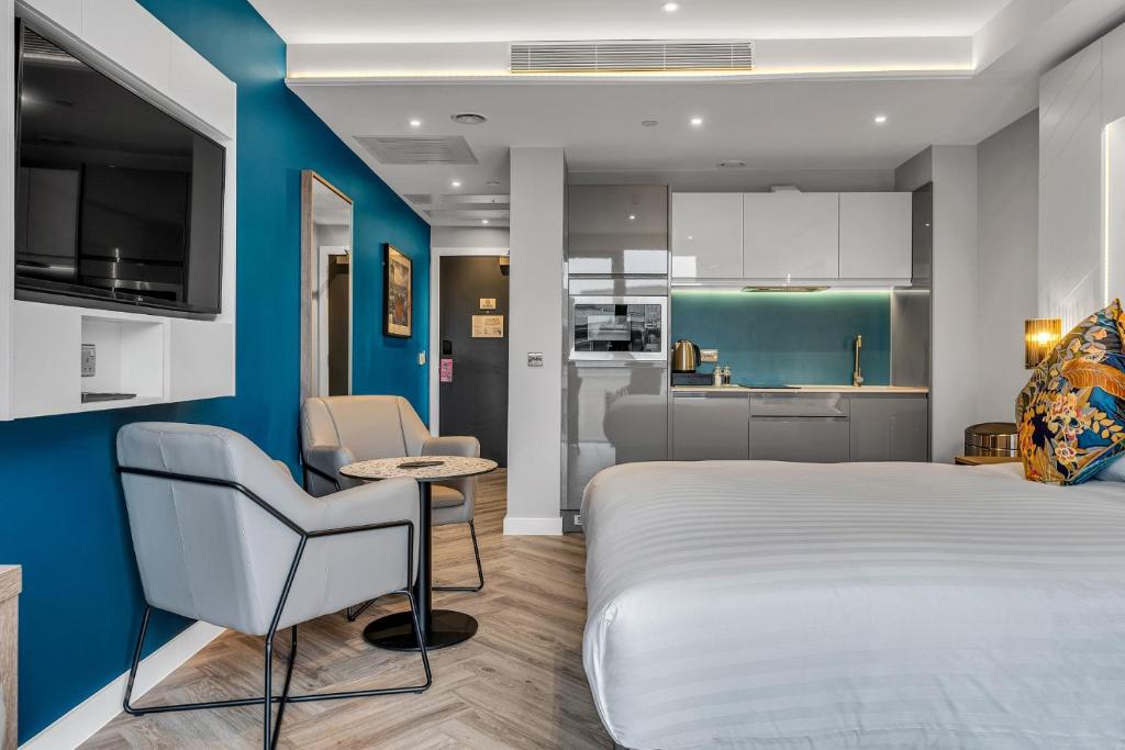 Roomzzz Edinburgh 5