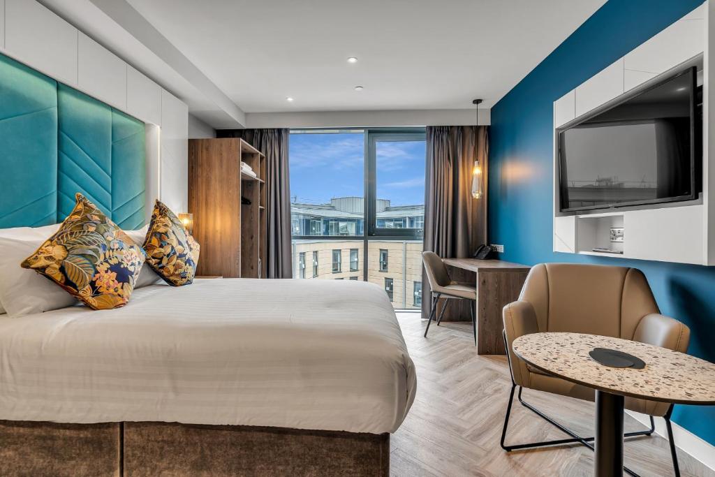 Roomzzz Edinburgh 3
