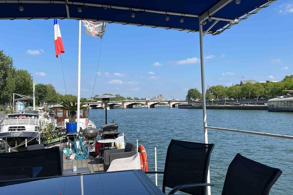 Vue sur la rivière ou le fleuve situé(e) à proximité de le bateau
