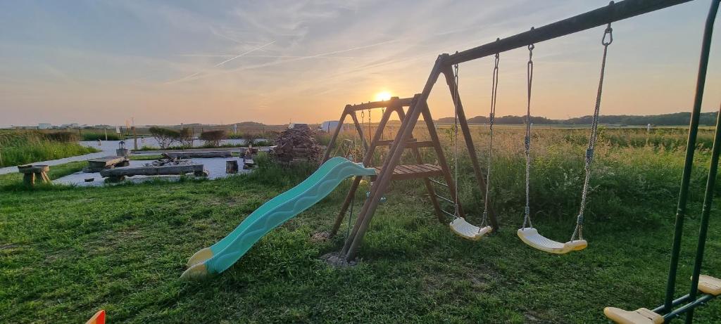 - une aire de jeux avec toboggan dans un champ dans l'établissement Yourtes 6 personnes proche provins et disney, à Bannost 11 autres photos