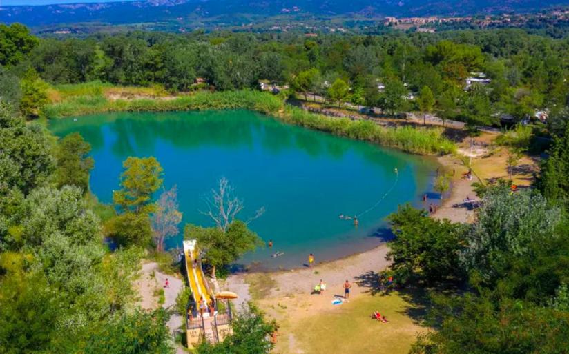 - une vue aérienne sur un lac avec des personnes dans l'établissement Mobil Home Domaine des Iscles, à La Roque-dʼAnthéron
