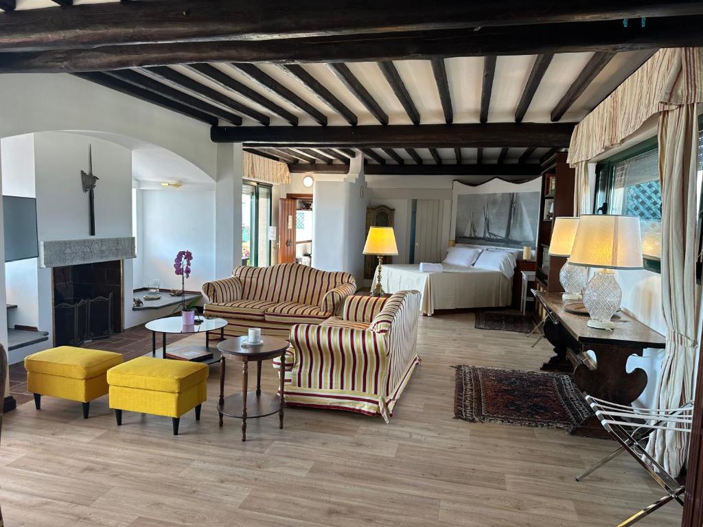 - un salon avec des canapés et un lit dans l'établissement Piccadilly Penthouse with Jacuzzi, à Lido di Camaiore