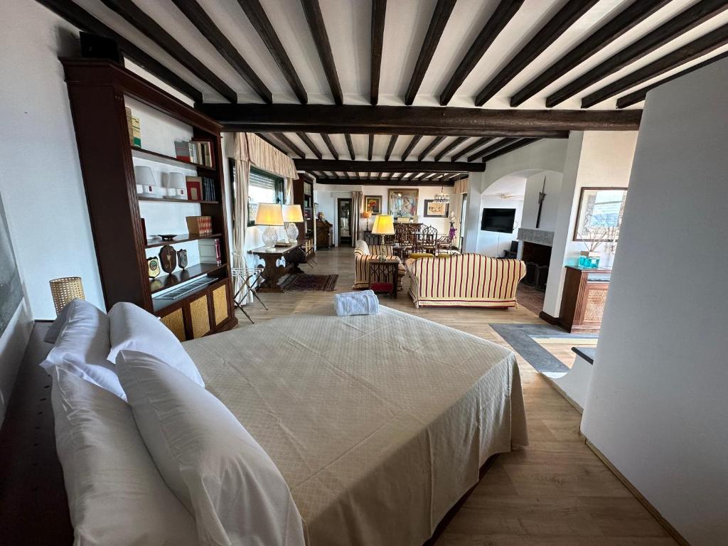 une chambre avec un lit et un salon dans l'établissement Piccadilly Penthouse with Jacuzzi, à Lido di Camaiore 22 autres photos