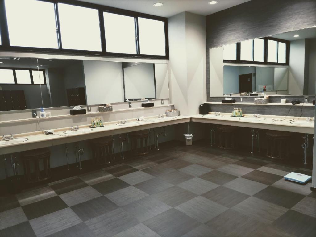 La grande salle de bains est pourvue de nombreux lavabos et miroirs. dans l'établissement 楽気ハウス甲斐路 Raki House KAIJI, à Fuefuki 27 autres photos