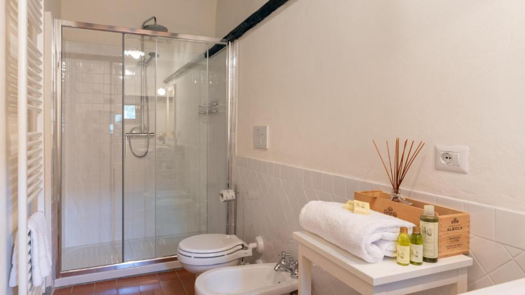 une salle de bain avec une douche, des toilettes et un lavabo dans l'établissement Crognole 6, Emma Villas, à Radda in Chianti 26 autres photos