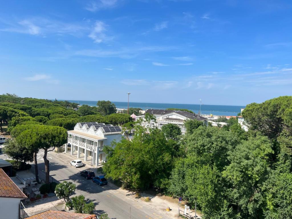 une vue aérienne d'une ville avec des arbres et un bâtiment dans l'établissement X Hotel, à Punta Marina