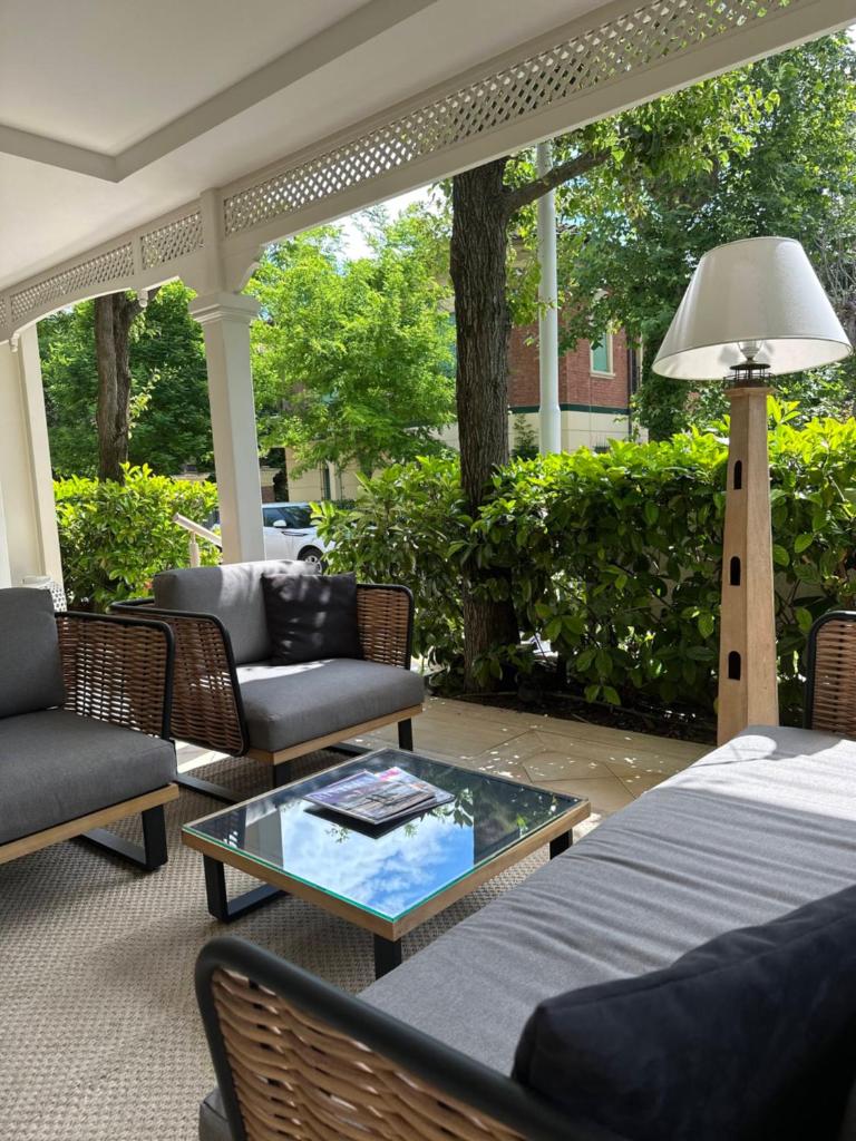 un patio avec des canapés et une table avec une lampe dans l'établissement Hotel Maestrale, à Riccione