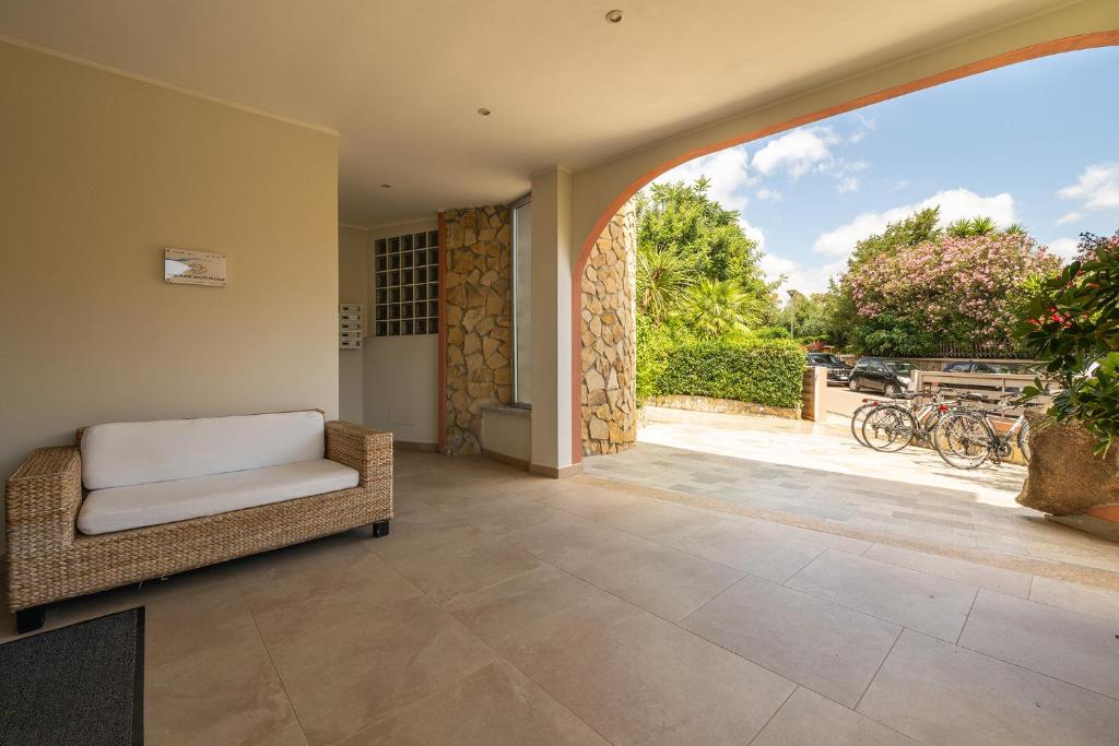 un salon avec une chaise et une porte ouverte dans l'établissement Green Village Resort, à Villasimius