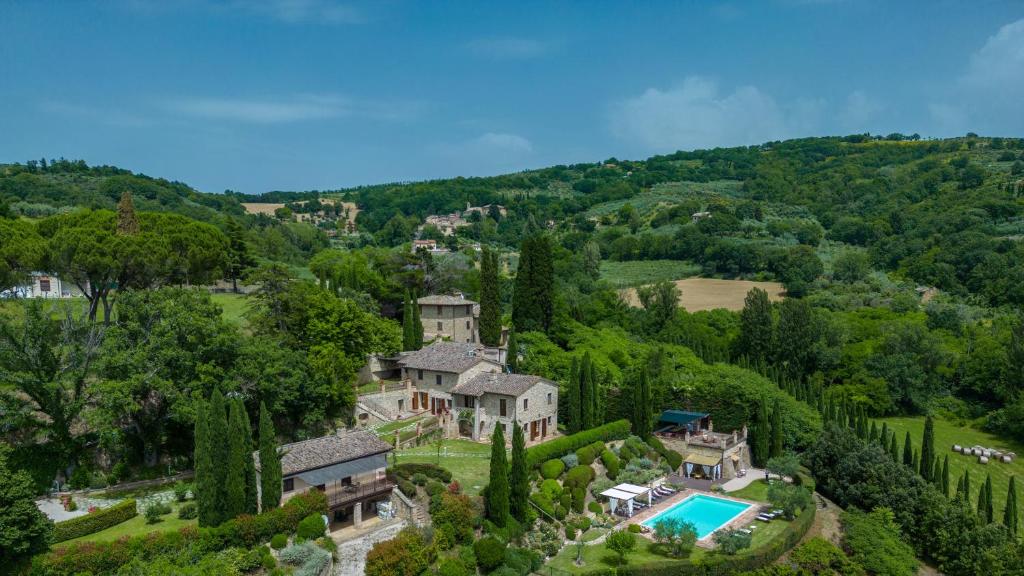 un domaine dans les collines avec une piscine dans l'établissement IL BORGO 16, Emma Villas, à Assise