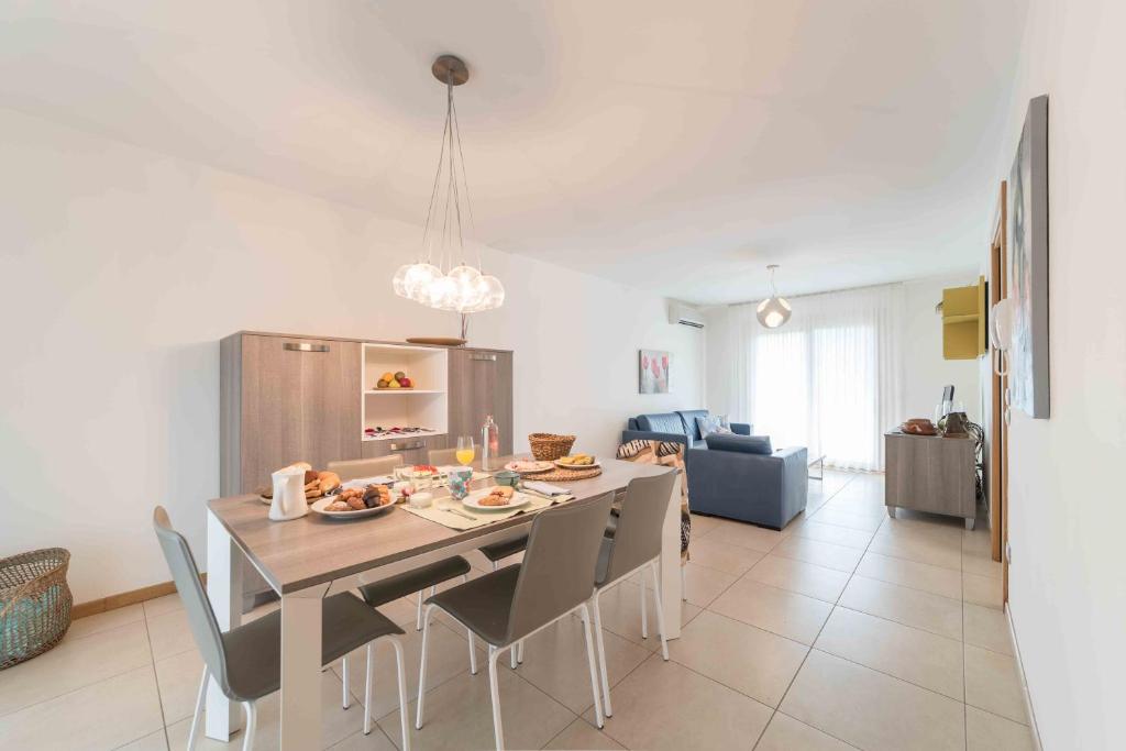 une cuisine et une salle à manger avec une table et des chaises dans l'établissement Green Village Eco Resort, à Lignano Sabbiadoro