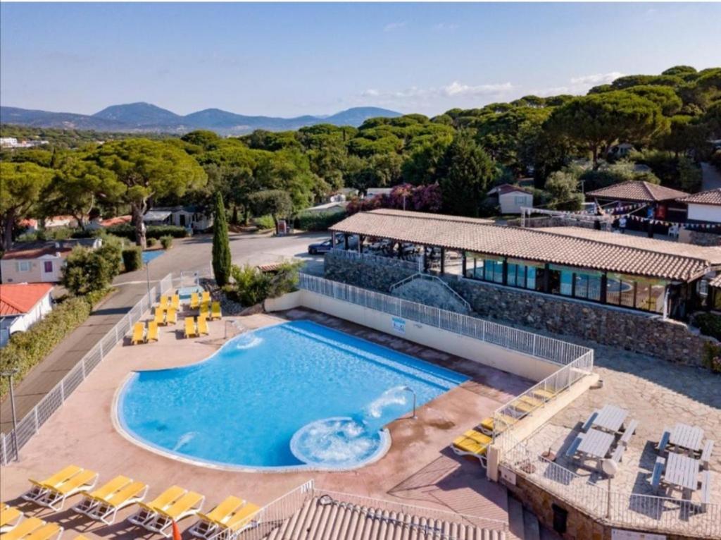 une image d'une piscine dans un complexe hôtelier dans l'établissement mobil home Gassin, à Gassin