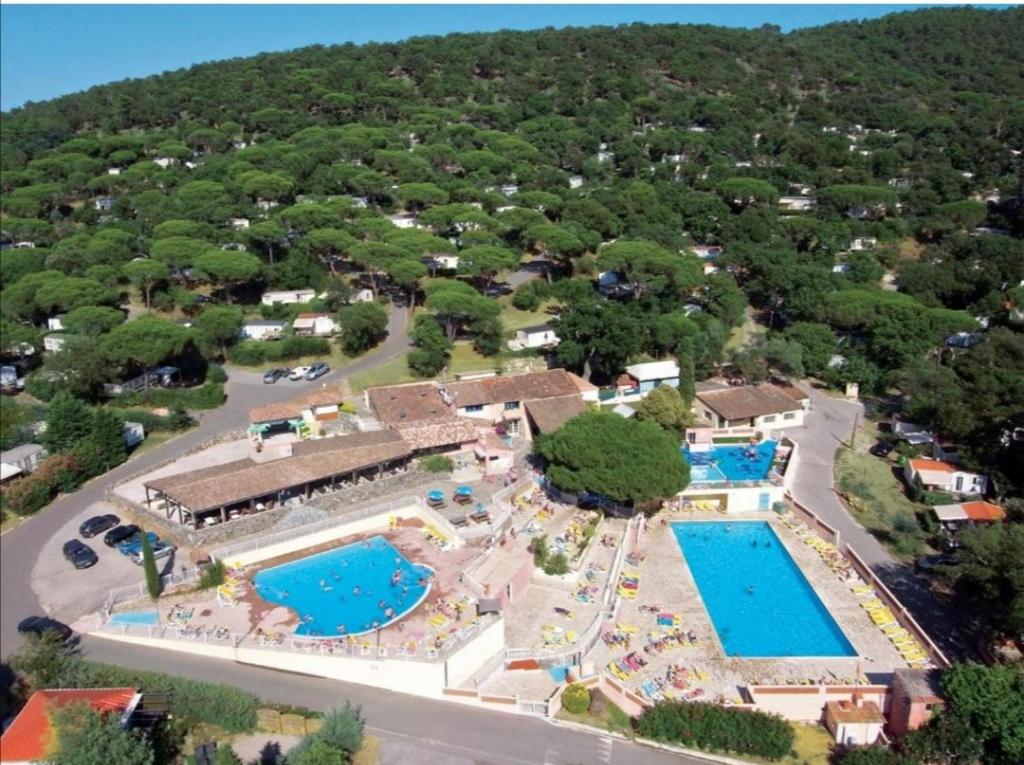 une vue aérienne d'un complexe avec deux piscines dans l'établissement mobil home Gassin, à Gassin 2 autres photos