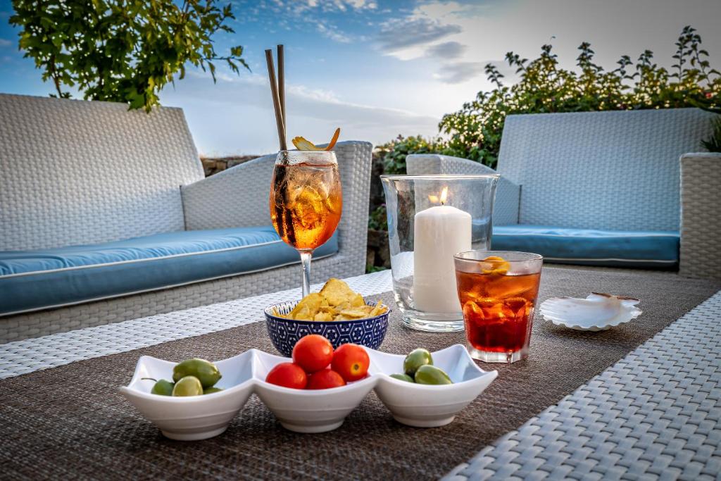 une table sur laquelle sont posés des bols de nourriture et une boisson dans l'établissement Palazzo Belmonte, à Santa Maria di Castellabate