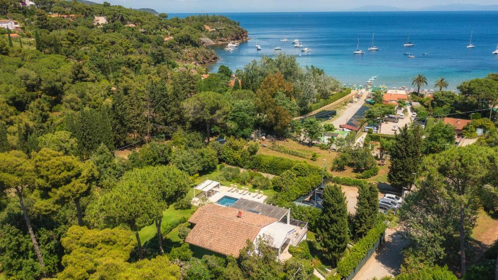 - une vue aérienne sur une maison et l'océan dans l'établissement Villa Giomoa 8, Emma Villas, à Capoliveri