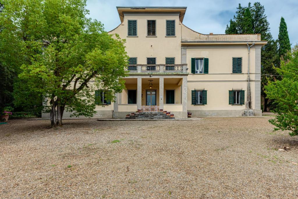 une image d'une grande maison avec une grande cour dans l'établissement Villa Bruschetti, à Empoli