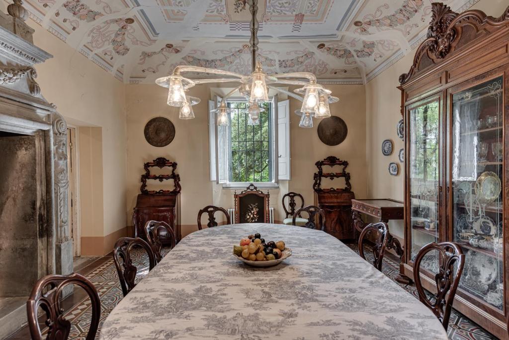 une salle à manger avec une table avec un bol de fruits dessus dans l'établissement Villa Bruschetti, à Empoli