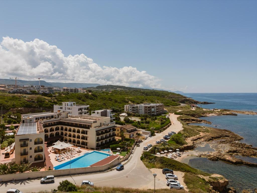 une vue aérienne d'un complexe hôtelier et de l'océan dans l'établissement Hotel Calabona, à Alghero