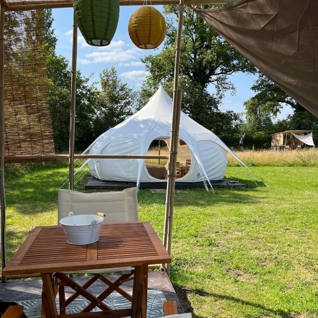 une tente avec une table avec un bol et une table sidx sidx sidx dans l'établissement La Prairie Étoilée Luxury Glamping - Adults Only, à Crozon-sur-Vauvre 37 autres photos